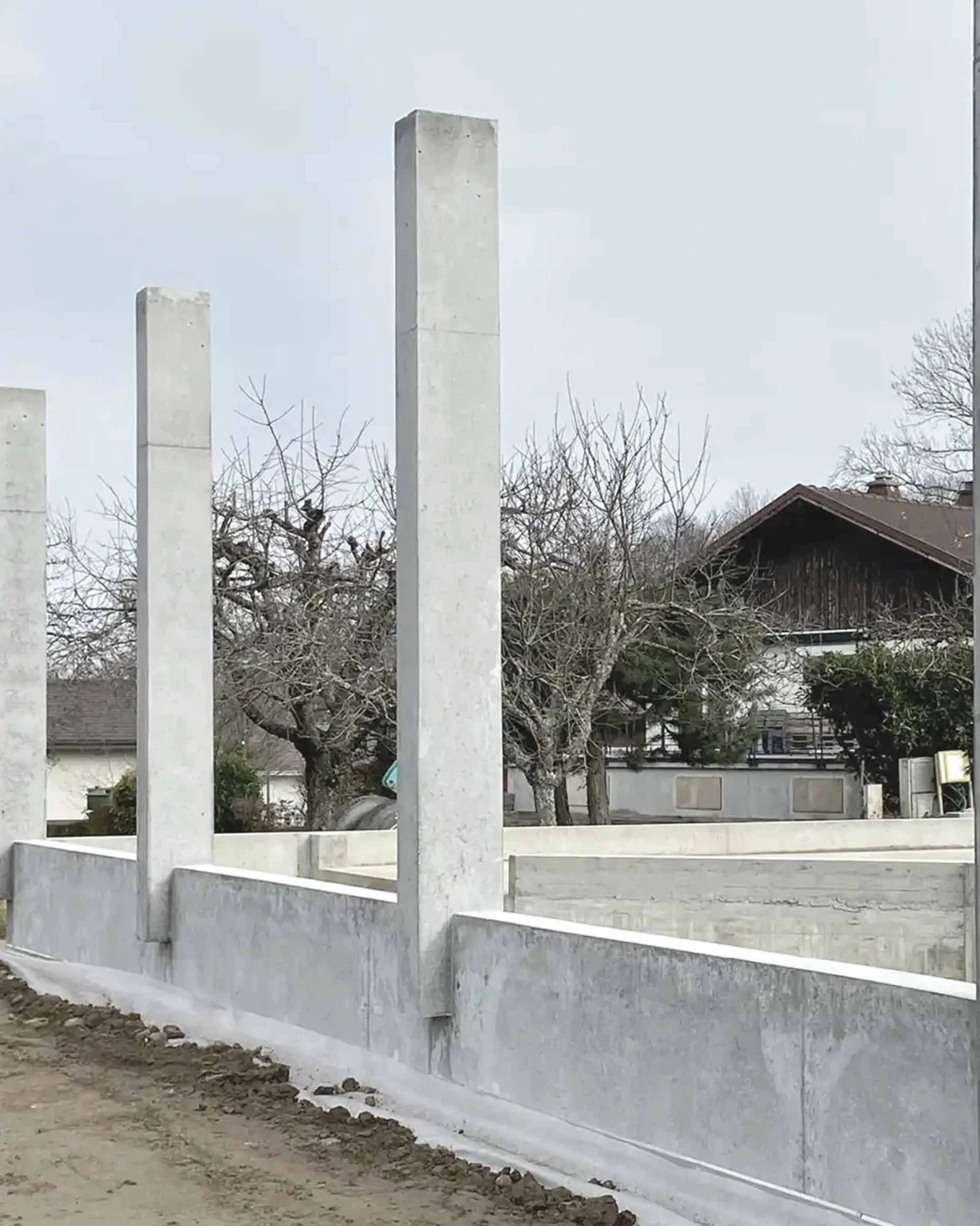 Structure rurale moderne et contemporaine avec piliers en béton alignés, chantier conçu par Arthur Montessuit, Architecte en Haute-Savoie.