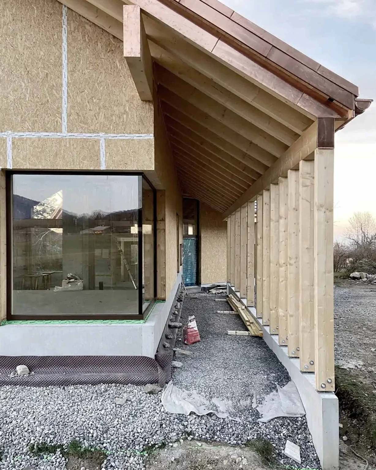 Structure rurale moderne et contemporaine avec ossature bois et murs en béton brut, conception architecturale par Arthur Montessuit, Architecte en Haute-Savoie.